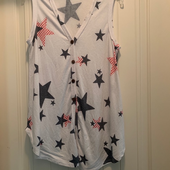 eesome White sleeveless stars top - Picture 2 of 8